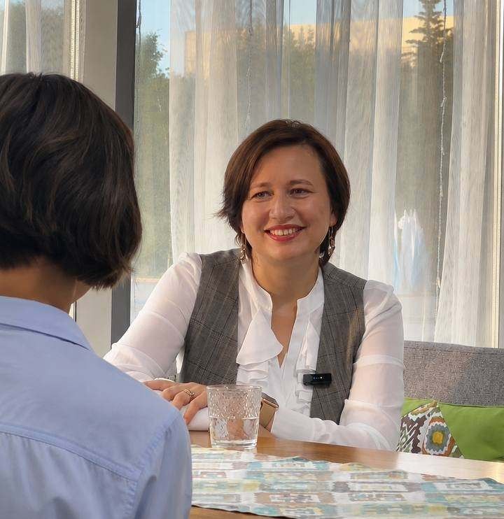 Анна Черненко на интервью с кандидатом
